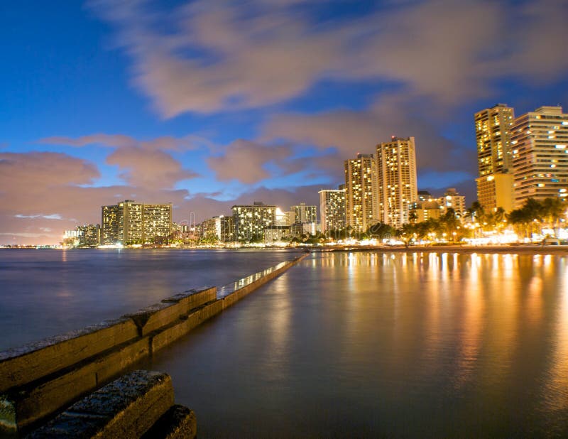 Waikiki bij nacht stock foto. Image of honolulu, waikiki - 10878264