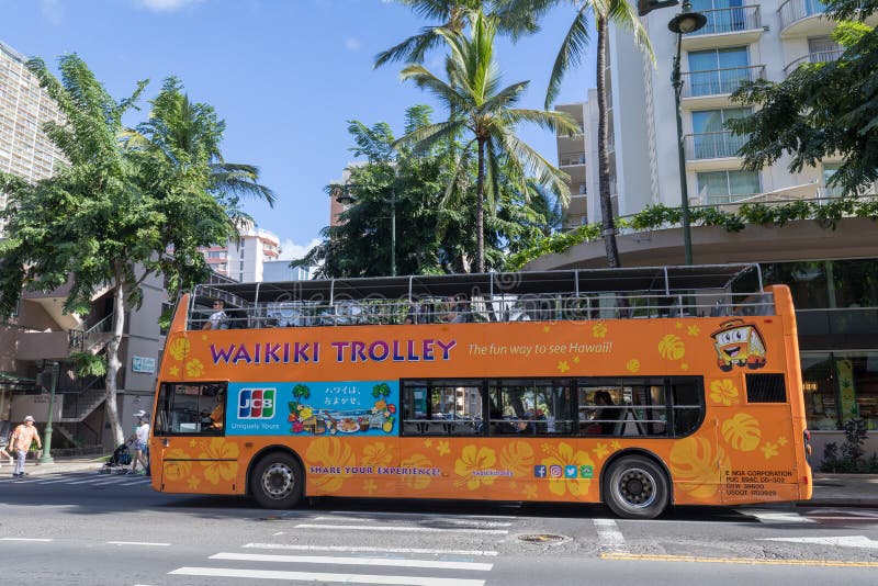 Waikiki-Laufkatzenbus auf Kalakaua-Allee in Waikiki-Strand, Honolulu, Hawaii stockfotografie Waikiki-Laufkatzenbus auf Kalakaua-Allee in Waikiki-Strand, Honolulu, Hawaii stockfotografie