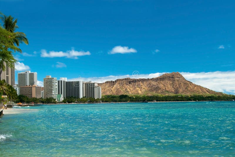 Waikikistrand met azuurblauw water in Hawaï met Diamond Head
