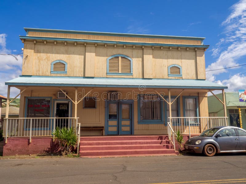 Waimea miasteczko, Kauai. KAUAI, usa - MAR 7: Biznesy w Waimea miasteczku na Marzec 7, 2017 w Kauai, Hawaje Ten historyczny port morski może znajdujący blisko do dokąd Brytyjski odkrywca kapitan James Cook najpierw lądował w Hawaje w 1778