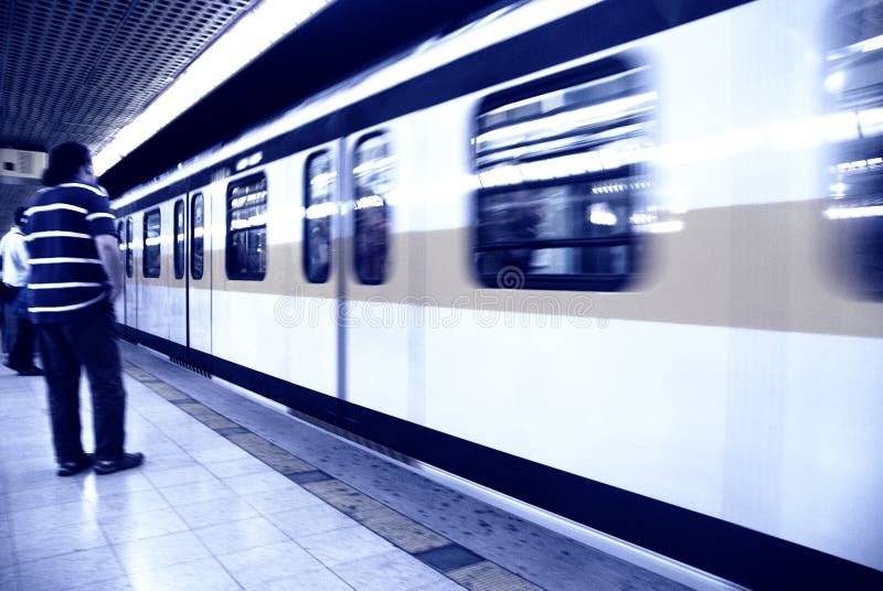 Espera el tren sobre el subterraneo estación en estimado azul tono.