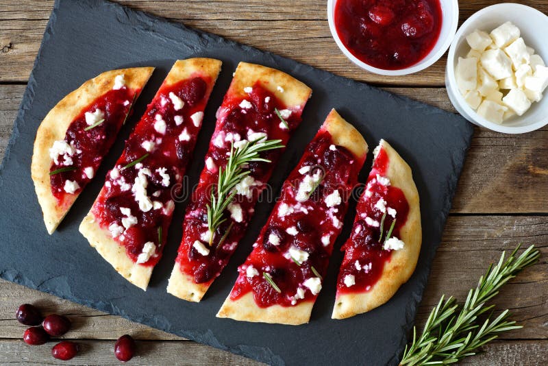 Wakacyjna flatbread zakąska z cranberries i koźlim serem, zasięrzutna scena obraz stock Wakacyjna flatbread zakąska z cranberries i koźlim serem, zasięrzutna scena obraz stock