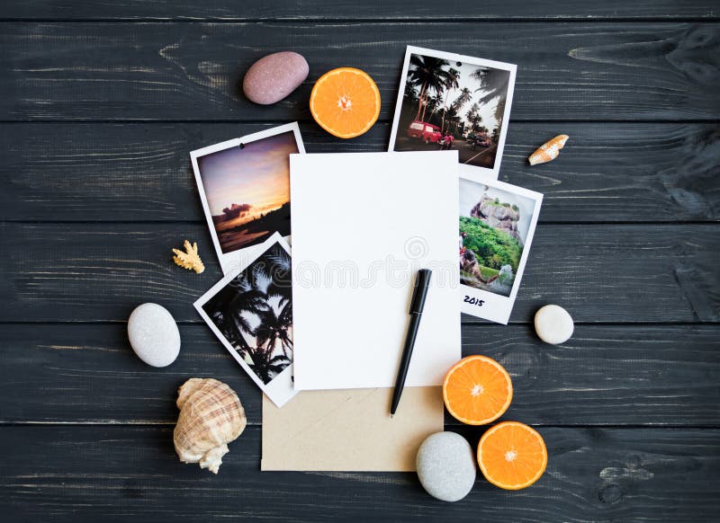 Wakacyjni elementy: fotografie, kamienie, seashells, owoc, podróży fotografia Mieszkanie nieatutowy, odgórny widok zdjęcie stock Wakacyjni elementy: fotografie, kamienie, seashells, owoc, podróży fotografia Mieszkanie nieatutowy, odgórny widok zdjęcie stock
