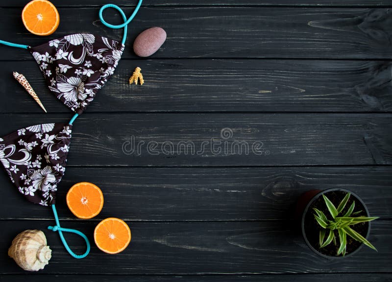 Wakacyjni elementy: swimsuit, kamienie, seashells, owoc Podróżuje fotografię, mieszkanie nieatutowy, odgórny widok obraz stock Wakacyjni elementy: swimsuit, kamienie, seashells, owoc Podróżuje fotografię, mieszkanie nieatutowy, odgórny widok obraz stock
