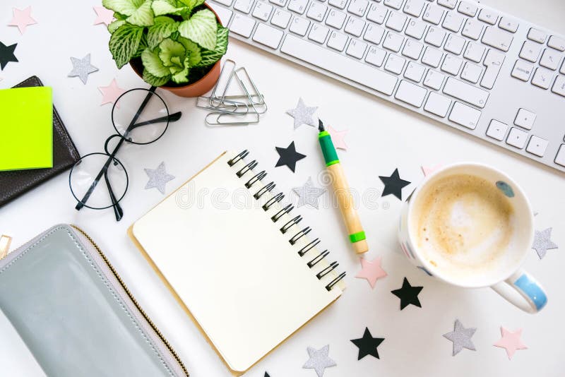 Wakacyjny planowanie Świętuje urodziny Dzienniczek i trójgraniaste flaga na widok workspace kreatywnie osoba modniś, comput. Wakacyjny planowanie Świętuje urodziny Dzienniczek i trójgraniaste flaga na widok workspace kreatywnie osoba modnisia, komputeru i kawy pracy pojęcie, freelance lub daleki