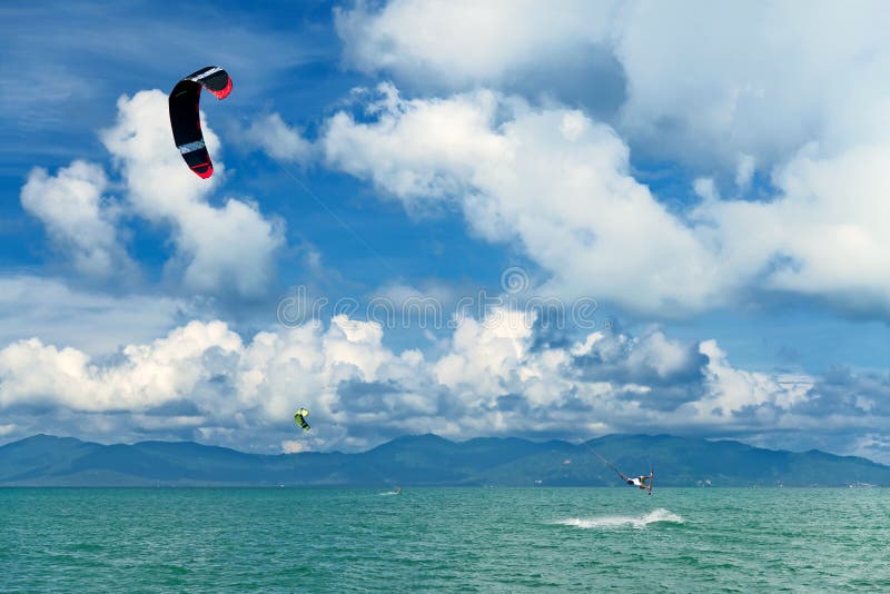 Wakeboarder, das vom Wasser in der hohen See springt lizenzfreie stockfotografie Wakeboarder, das vom Wasser in der hohen See springt lizenzfreie stockfotografie