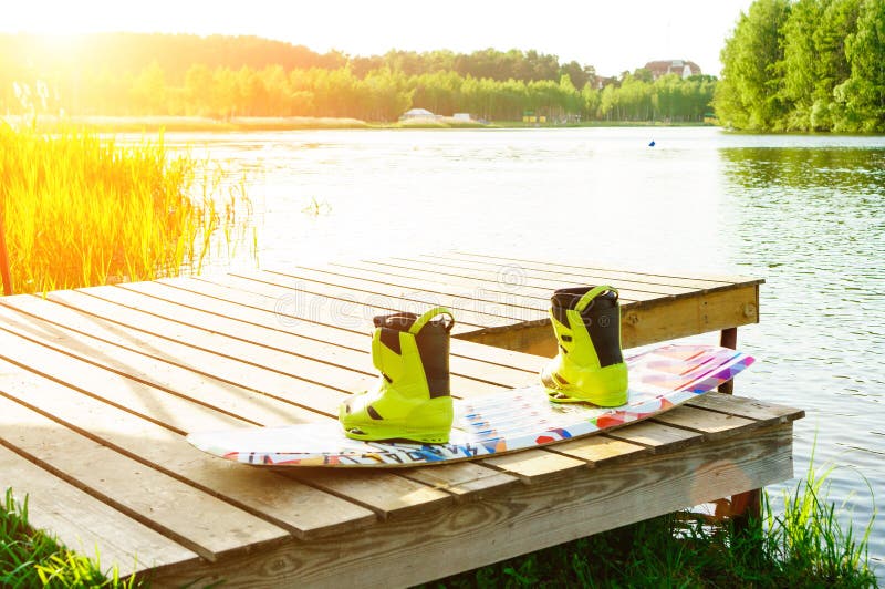 wakeboarding ботинки и доска стоковая фотография rf wakeboarding ботинки и доска стоковая фотография rf