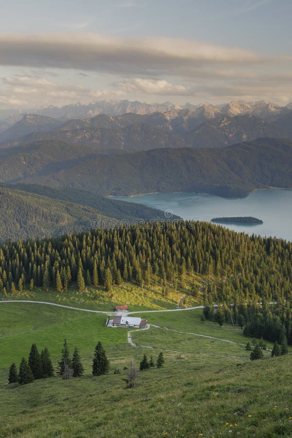 Walchensee jocheralm и озера во время заката Баварии, Германия стоковые изображения rf