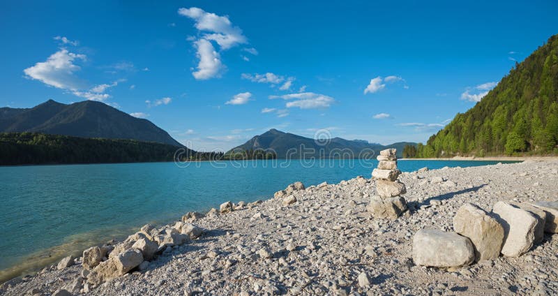 Walchensee озера купая пляжа с стогом валунов холодный держатель стоковые фотографии rf