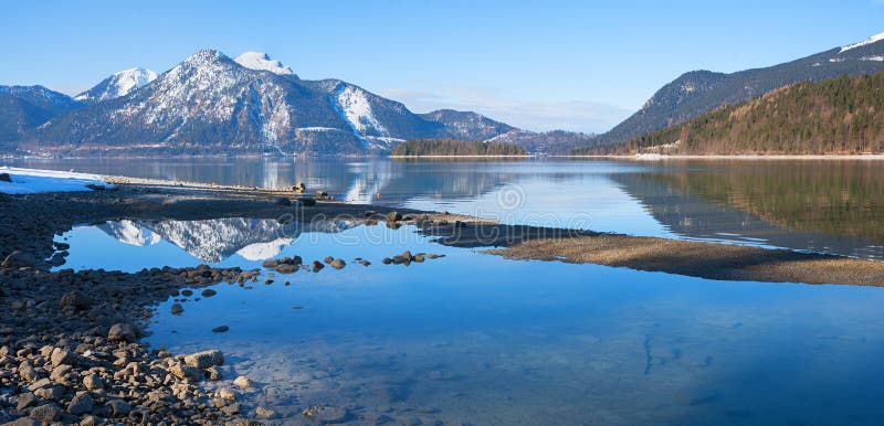 Walchensee озера с отражая горной цепью, концом зимы стоковая фотография rf