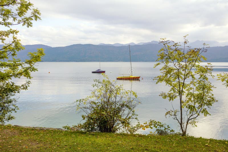 Walchensee озера с причаленными парусниками, баварскими горными вершинами стоковые изображения rf