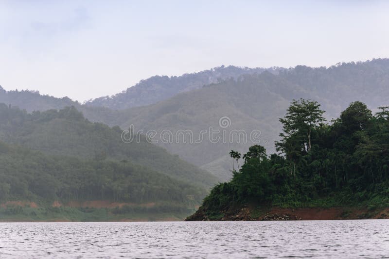 Wald- und Wasserlandschaft bei Hala-Bala Wildlife Sanctuary lizenzfreies stockfoto Wald- und Wasserlandschaft bei Hala-Bala Wildlife Sanctuary lizenzfreies stockfoto
