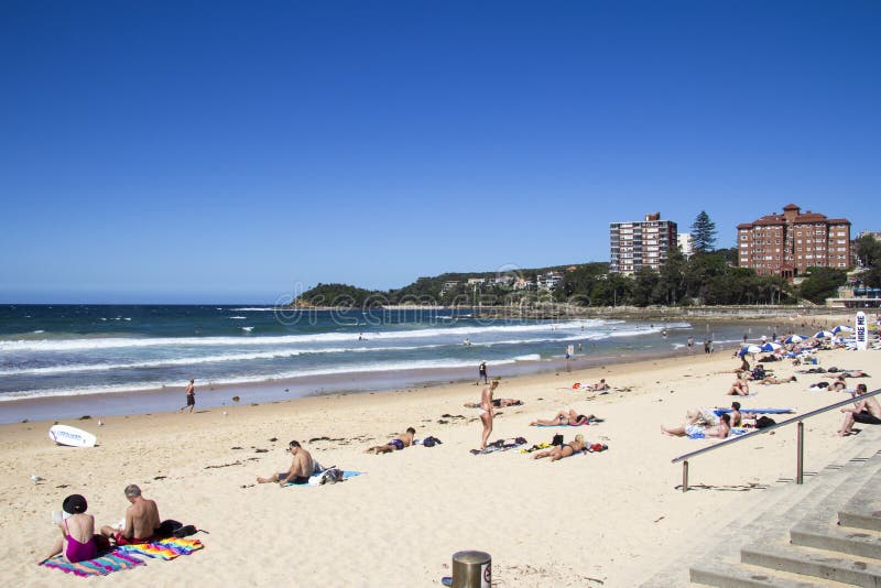 WALECZNA plaża, SYDNEY, AUSTRALIA MASZERUJE 13TH: Ludzie relaksuje na zdjęcie stock WALECZNA plaża, SYDNEY, AUSTRALIA MASZERUJE 13TH: Ludzie relaksuje na zdjęcie stock