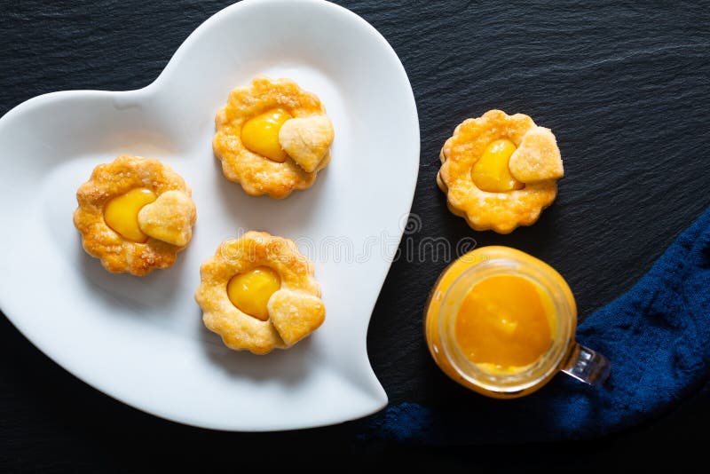 Walentynki pomysł na jedzenie pomysł domowy organiczny rustyk cytrynowy krótkie ciasteczka na czarnym tle obrazy stock Walentynki pomysł na jedzenie pomysł domowy organiczny rustyk cytrynowy krótkie ciasteczka na czarnym tle obrazy stock