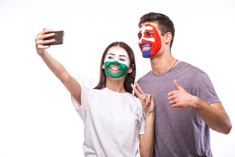 Fotbaloví fanoušci Wales vs Slovensko pořizují selfie fotografii s telefonem na bílém pozadí.