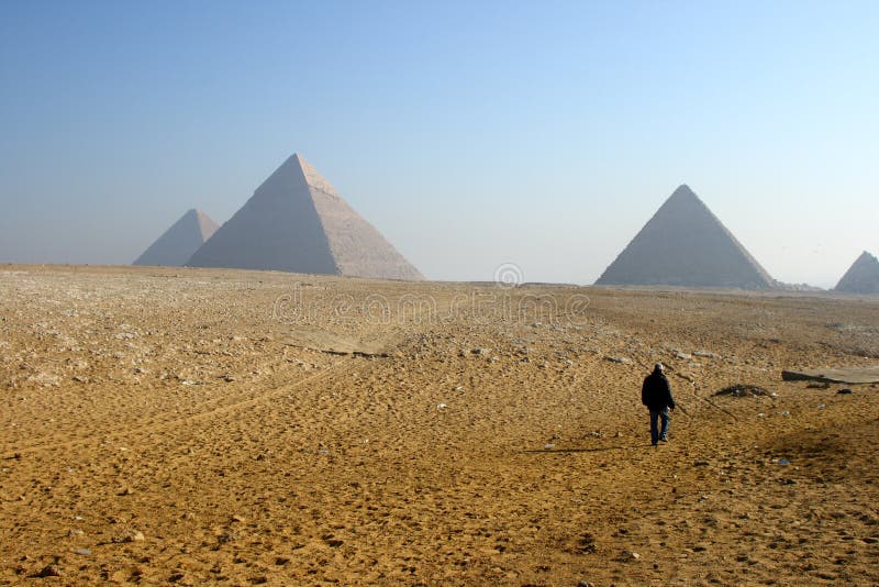 Piccolo una foto da persona K distante egiziano piramidi.