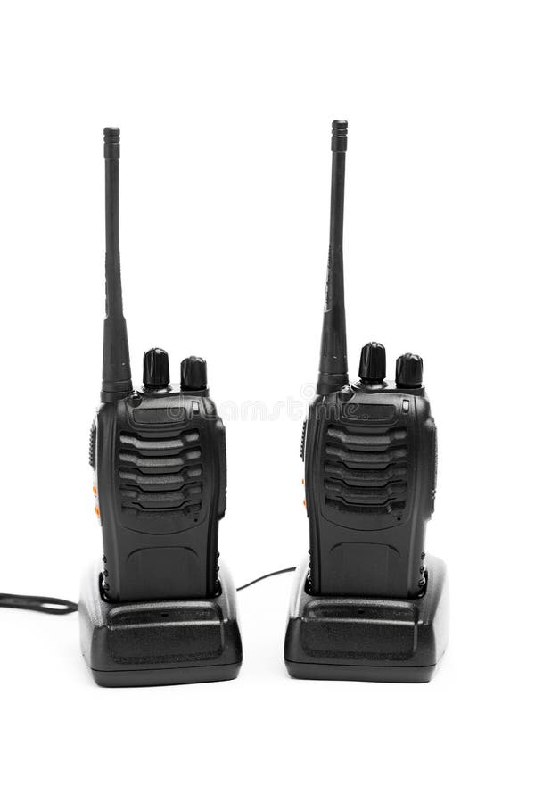 Walkie-talkie för bärbara radior på uppladdningsstationer som isoleras på vit arkivbild Walkie-talkie för bärbara radior på uppladdningsstationer som isoleras på vit arkivbild