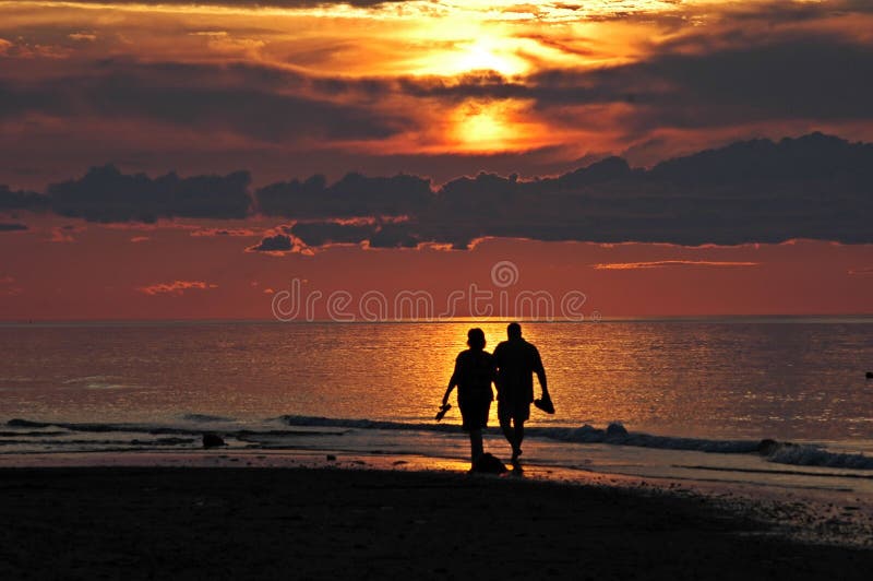 Feliz caminando sobre el Playa sobre el atardecer.