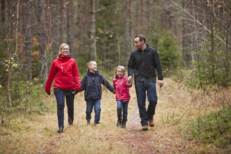 Famiglia, camminare nei boschi.