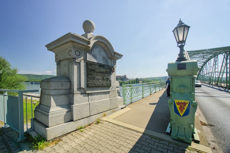 Chodník mostu přes řeku Dunaj u města Štúrovo