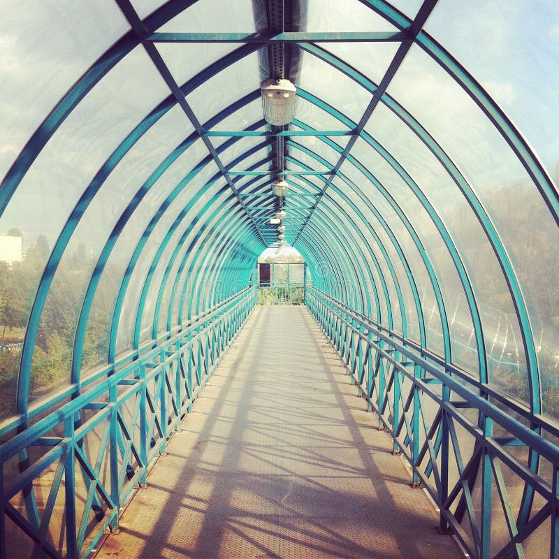 Arkadengang Glas-tunnel für Fußgänger.