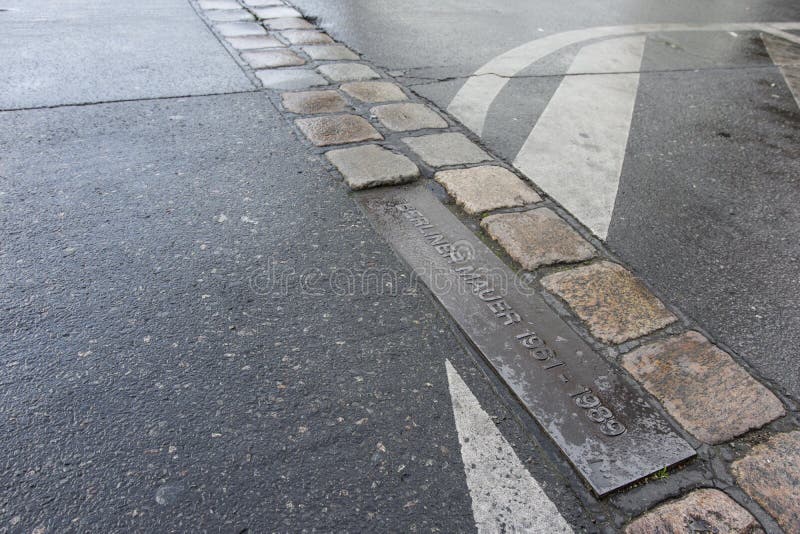 The wall line in Berlin editorial image. Image of black 79171405