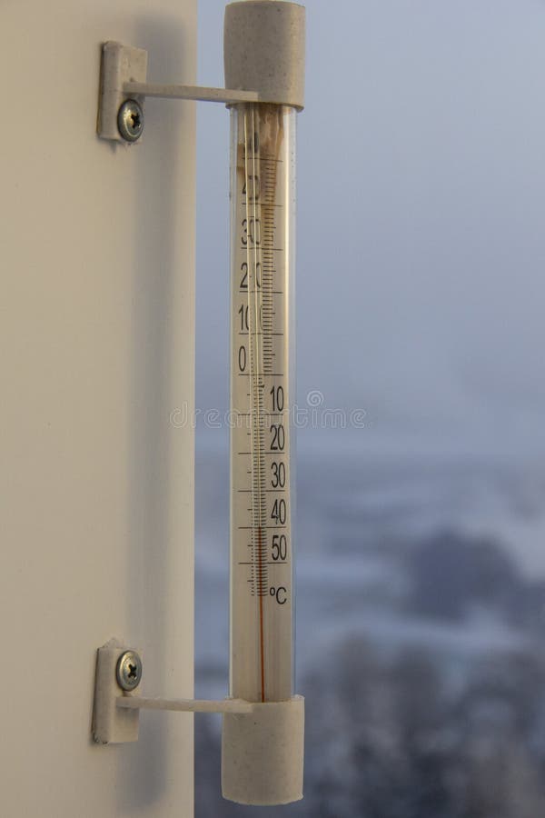 https://thumbs.dreamstime.com/b/wall-mounted-outdoor-thermometer-shows-degrees-severe-frost-window-abnormal-208479578.jpg