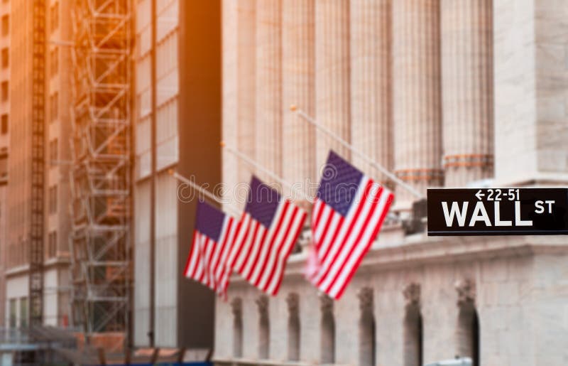 Wall Street assina dentro New York City com fundo de New York Stock Exchange, EUA foto de stock royalty free Wall Street assina dentro New York City com fundo de New York Stock Exchange, EUA foto de stock royalty free