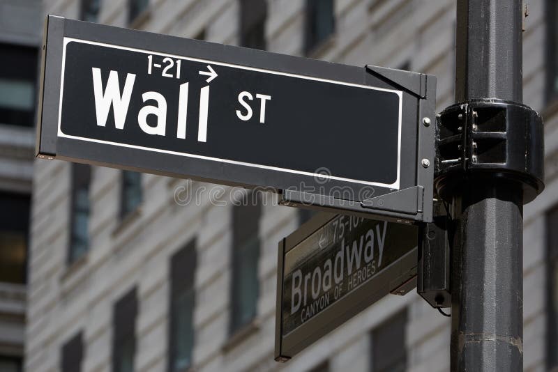 Wall Street e Broadway assinam perto da bolsa de valores em New York fotos de stock Wall Street e Broadway assinam perto da bolsa de valores em New York fotos de stock
