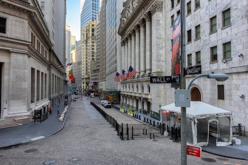 Wall Street famoso e New York Stock Exchange a New York, NY immagine stock Wall Street famoso e New York Stock Exchange a New York, NY immagine stock