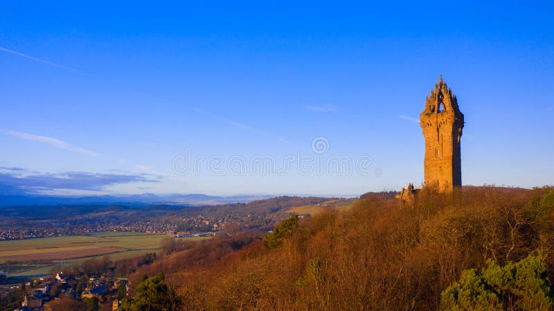 Wallace Monument national est une position de tour sur l'épaule d'Abbey Craig, un sommet donnant sur Stirling en Ecosse photographie stock libre de droits Wallace Monument national est une position de tour sur l'épaule d'Abbey Craig, un sommet donnant sur Stirling en Ecosse photographie stock libre de droits