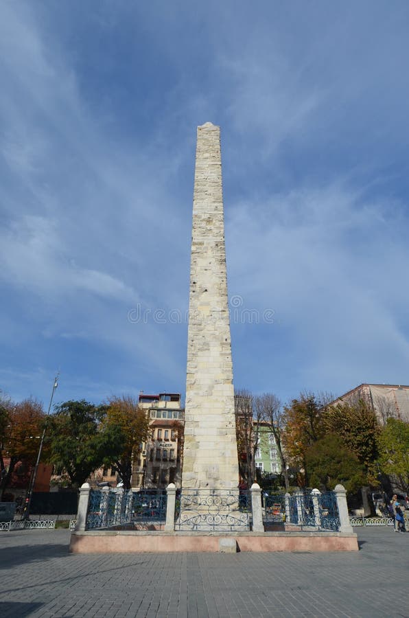 Walled obelisk på kapplöpningsbana i Istanbul royaltyfria bilder Walled obelisk på kapplöpningsbana i Istanbul royaltyfria bilder