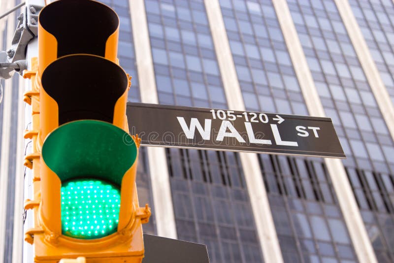 Wallen Street undertecknar och trafikljus, New York royaltyfri bild