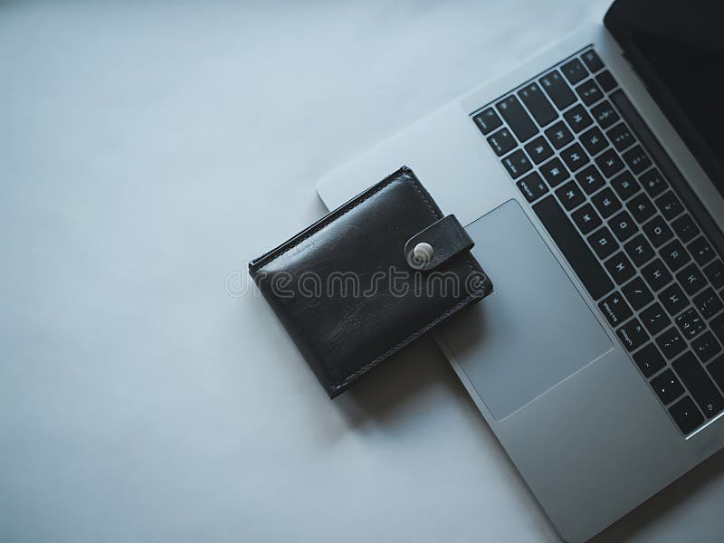 Wallet per le cuoio nere sul notebook, configurazione area di lavoro minimalista royalty illustrazione gratis