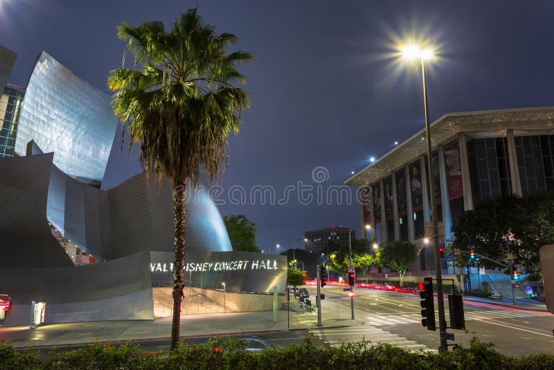 Walt Disney Concert Hall, secteur financier du centre de ville de Los Angeles la nuit, la Californie, Etats-Unis d'Amérique photographie stock Walt Disney Concert Hall, secteur financier du centre de ville de Los Angeles la nuit, la Californie, Etats-Unis d'Amérique photographie stock