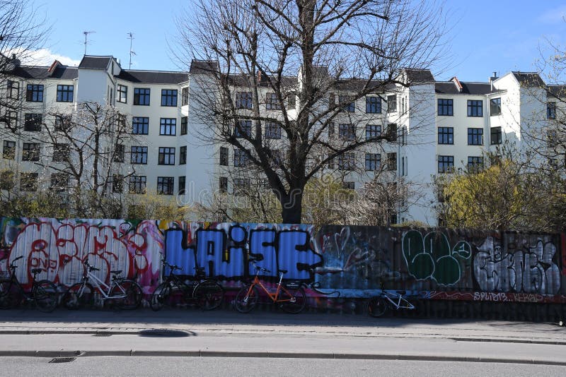 WAND GEMALT MIT GRAFFITI-KÜNSTEN IN CHRISTIANIA-BEREICH stockbild WAND GEMALT MIT GRAFFITI-KÜNSTEN IN CHRISTIANIA-BEREICH stockbild