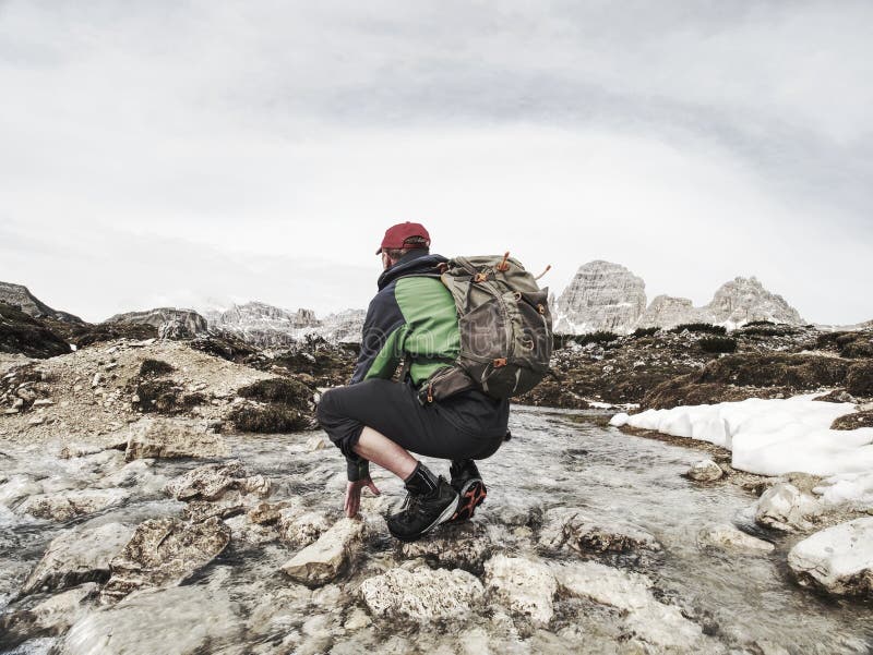 Wandelaar met rugzak die in de lente Dolomiti reizen royalty-vrije stock afbeeldingen Wandelaar met rugzak die in de lente Dolomiti reizen royalty-vrije stock afbeeldingen