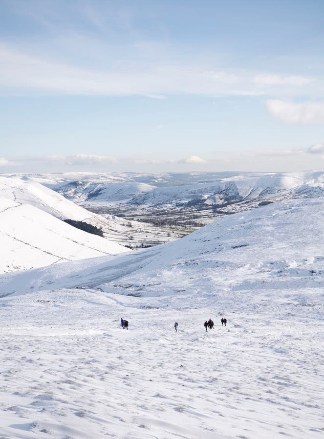 Wandelaars die Vriendelijkere Verkenner in sneeuw beklimmen royalty-vrije stock afbeeldingen Wandelaars die Vriendelijkere Verkenner in sneeuw beklimmen royalty-vrije stock afbeeldingen