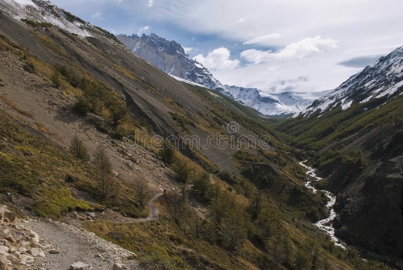 Wandelend door bergpas om te kamperen Chileno, torres del Paine royalty-vrije stock foto's Wandelend door bergpas om te kamperen Chileno, torres del Paine royalty-vrije stock foto's