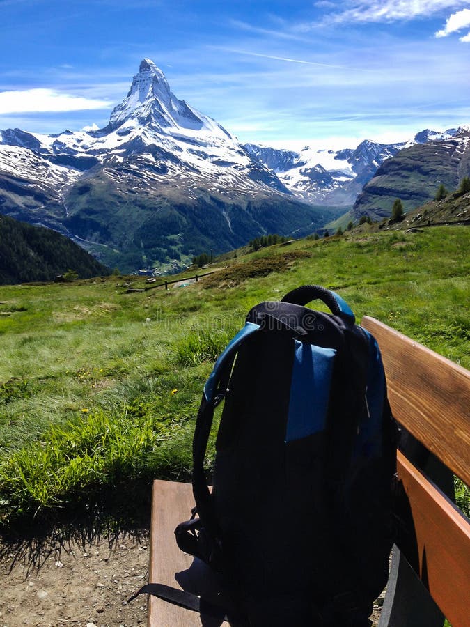 Wandelings Natuurlijke Sleep met mening van Matterhorn-Piek in de zomer, Zermatt, Zwitserland, Europa Familieactiviteiten, die in stock foto Wandelings Natuurlijke Sleep met mening van Matterhorn-Piek in de zomer, Zermatt, Zwitserland, Europa Familieactiviteiten, die in stock foto