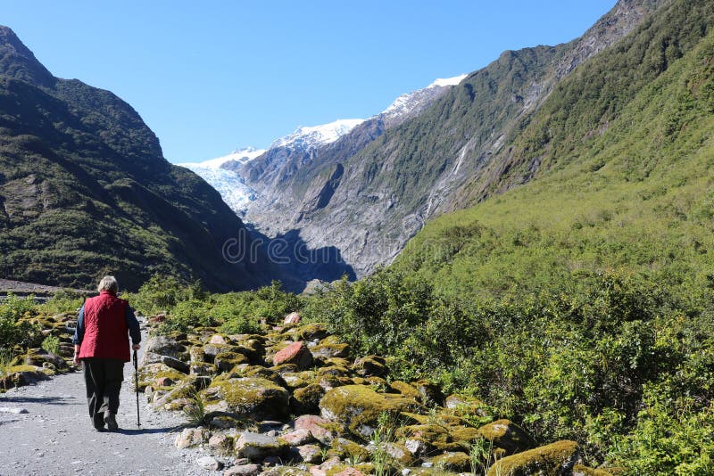 Wanderer auf Fußweg zu Franz Josef Glacier, NZ lizenzfreie stockbilder Wanderer auf Fußweg zu Franz Josef Glacier, NZ lizenzfreie stockbilder