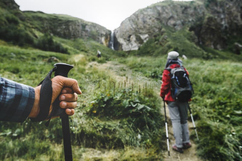 Wanderer in den Bergen, Wanderstock in der Hand einer Reisend-Personen-Nahaufnahme Reise-Lebensstil-Ferien-Konzept lizenzfreie stockfotografie Wanderer in den Bergen, Wanderstock in der Hand einer Reisend-Personen-Nahaufnahme Reise-Lebensstil-Ferien-Konzept lizenzfreie stockfotografie