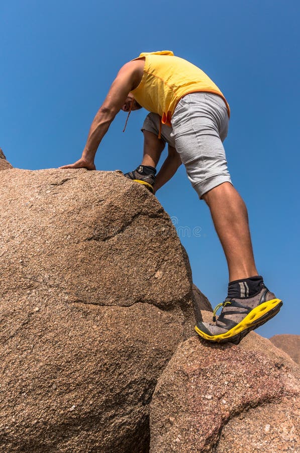 Wanderer, der auf einem Felsen klettert stockfotos Wanderer, der auf einem Felsen klettert stockfotos