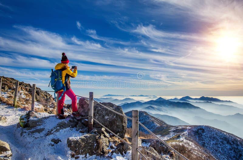 Wanderer der jungen Frau, der Foto mit Smartphone auf Gebirgsspitze macht stockfoto Wanderer der jungen Frau, der Foto mit Smartphone auf Gebirgsspitze macht stockfoto