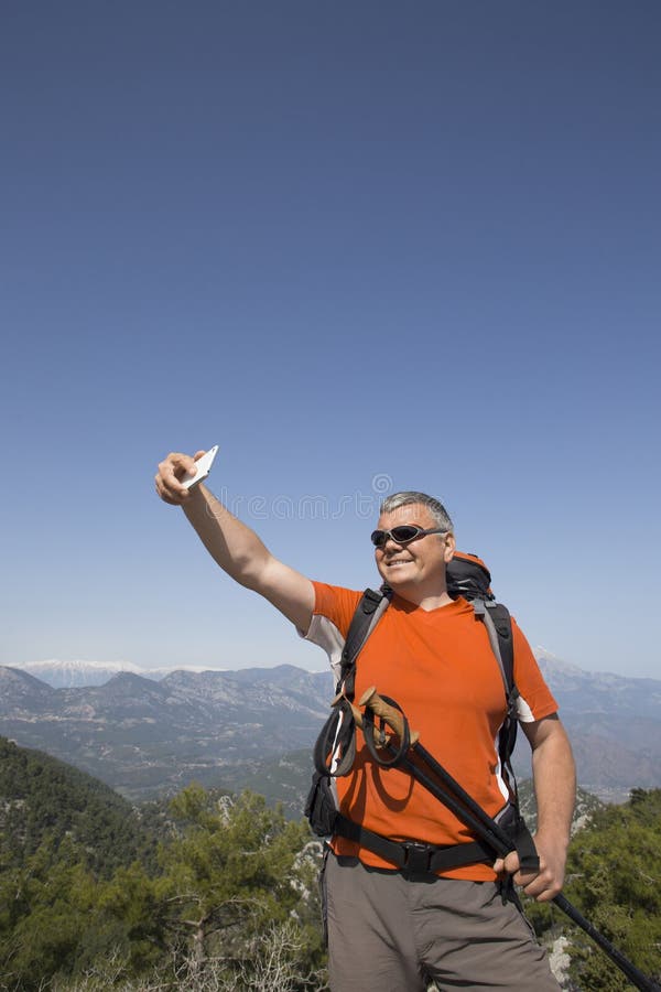 Wanderer, der selfie auf den Berg nimmt stockbild Wanderer, der selfie auf den Berg nimmt stockbild