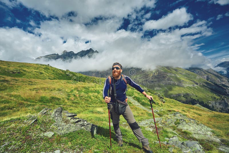 Wanderer an der Spitze eines Durchlaufs stockbild Wanderer an der Spitze eines Durchlaufs stockbild