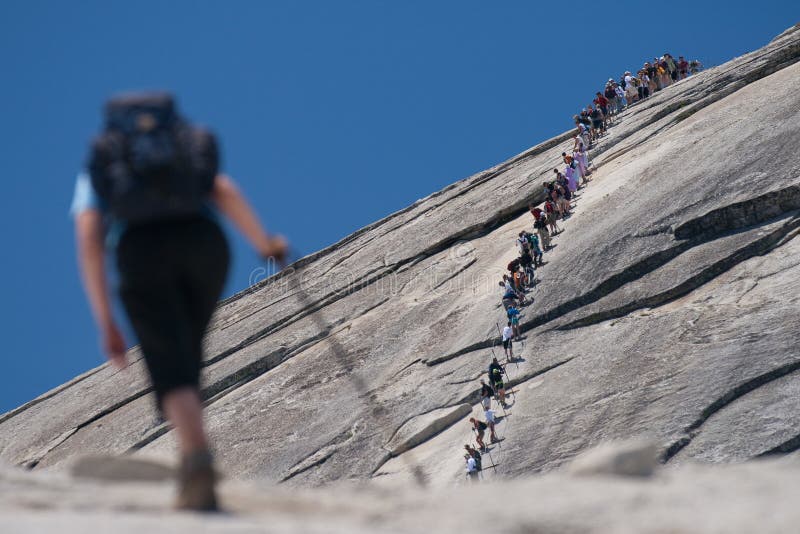 Wanderer, die auf einem Felsen steigen