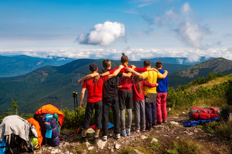 Wanderer, Freunde stehen und umfassen auf eine Gebirgsoberseite stockbild Wanderer, Freunde stehen und umfassen auf eine Gebirgsoberseite stockbild