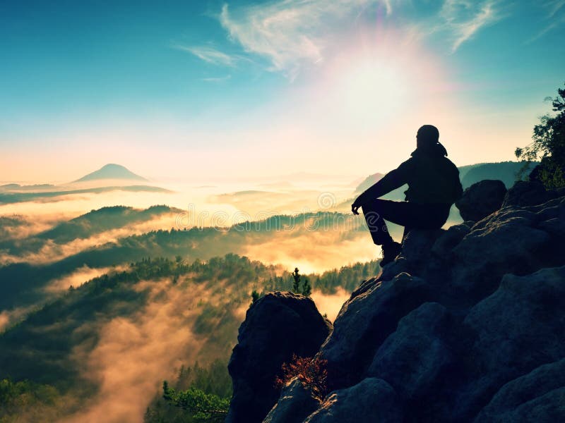 Wanderermann machen eine Pause auf Bergspitze Mann legen auf Gipfel, Gebrüllherbsttal