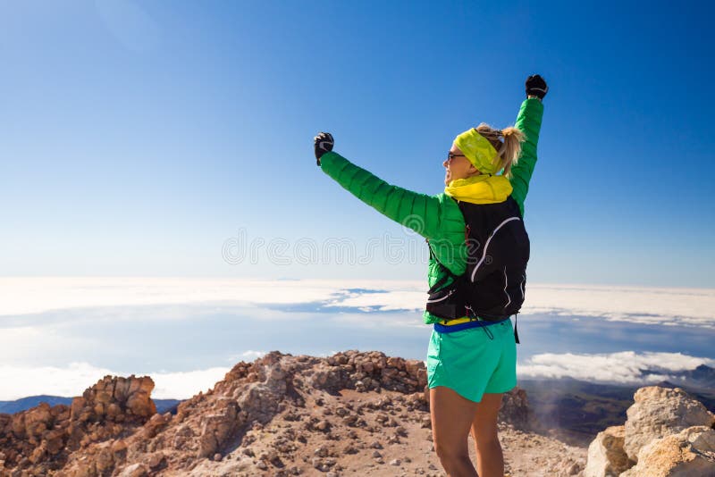 Wandern der Frau, die in den Bergen auf Teide Teneriffa klettert stockfoto Wandern der Frau, die in den Bergen auf Teide Teneriffa klettert stockfoto
